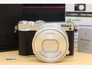 ขาย Nikon 1 j5 + lens 10-30mm (สีเงิน) สภาพสวยๆ ชัตเตอร์ 553 มีWiFi เมนูไทย อุปกรณ์พร้อมกระเป๋า  อุปกรณ์และรายละเอียดของสินค้า 1.Body Nikon 1 j5(สีเงิน)  2